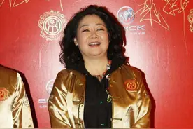 萨日娜胖得真好看，把唐装穿出“贵妇”气质，微胖大妈都值得学图片