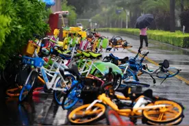 外卖小哥撞上劳斯莱斯，车损6位数车主让他买包烟，回来后却哭了图片