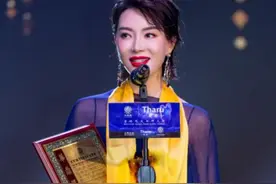 43岁陈数近照，被指苹果肌肥大，腋窝处赘肉明显，穿着像浴球？图片