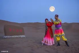 新疆最神秘的沙漠，与城市紧密相连，是昔日楼兰古国所在地图片