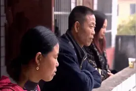女子外出打工还债，老公和别的女人结婚，三个人住在同一屋檐下图片