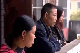 女子外出打工还债，老公和别的女人结婚，三个人住在同一屋檐下图片