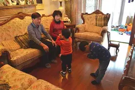 “孙子外孙一样疼？”，奶奶给2孩子发红包，外孙打开后哇哇大哭图片
