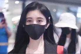 鞠婧祎机场私服照，身穿黑色露脐装外披黑色外套，干练又不失性感图片