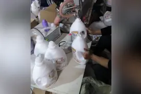 山寨洗衣液作坊爬满苍蝇，假冒蓝月亮等大牌销往全国图片
