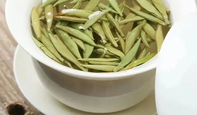 温水闷泡、坐杯、慢出水，伪装劣质白茶的三种方式