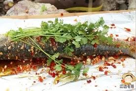 农村小伙用两张纸做出美味烤鱼，隔着屏幕就能闻到香味视频封面