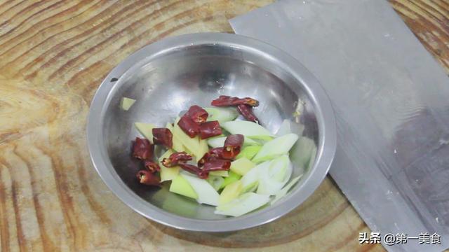 厨师长教你做，黄豆芽炒粉条，不粘锅不成坨，越吃越香