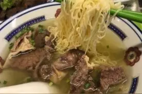陈小春面馆广州再开分店，开业礼一众熟面孔，一碗牛腩50元卖到爆图片