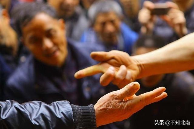 酒桌上猜码是广西一直流传至今的文化现象，但有些风气也应杜绝