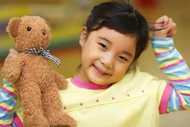 如何深入培养孩子的自我保护意识？以下两个关键时期，家长要注意图片