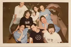 王菲和男友人合影亲密搭肩，捂脸似少女，网友：谢霆锋不吃醋？图片