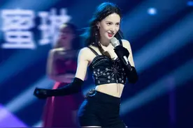 金晨挑战高难度舞蹈动作 身材火辣大秀女团腰图片