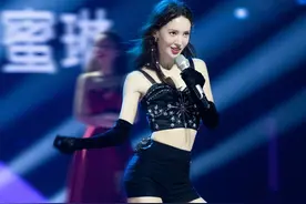 金晨挑战高难度舞蹈动作 身材火辣大秀女团腰图片