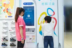 黑科技验脚仪，童星选鞋新姿势图片