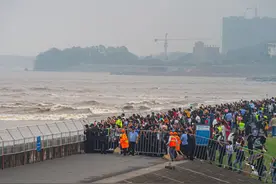 海上明月共潮生：百万人共赏钱塘江大潮｜多图图片