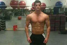 他的大腿堪称“人肉发电机”，维度逼近80cm，有惊人的腿部力量！图片