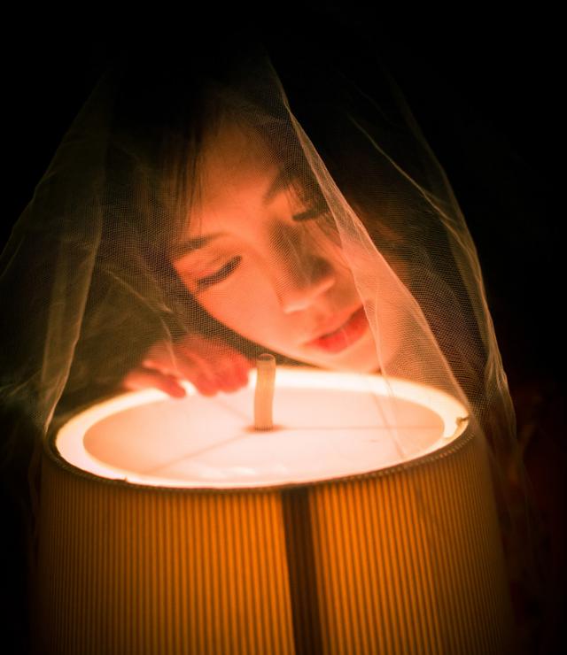 行宫见月伤心色，夜雨闻铃肠断声
