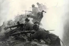 志愿军用油桶做大炮，打得英军抱头鼠窜，英军：我们遭到舰炮攻击图片