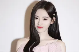 谁说鞠婧祎不性感，紧身短裤用8颗扣子固定，“奶油腿”很圈粉图片