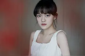 17岁的文淇气质太高级了！一身清新的连衣裙青春灵动，天然去雕饰图片