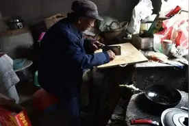 37岁山东小伙20元娶个新娘，汤勺喂养47年，称是自己的福分图片