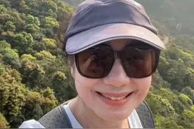 61岁最美港姐钟楚红晒照，素颜不见老，为夫守寡13年今无一子图片