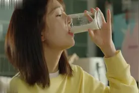 韩国小姐姐一人喝烧啤，这倒酒还倒出了新花式，看着都觉得帅气视频封面