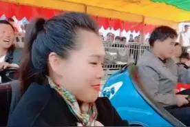 几张图看美女粉丝和大衣哥玩碰碰车，网友：比大衣嫂玩得开心图片