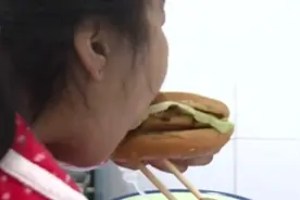 15岁女孩一天吃八顿饭10斤米，每月伙食花销9000元，还是觉得饿图片