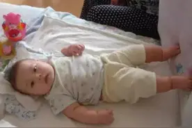 宝宝“蹬腿”很有趣，但通过小动作传递出的信号，家长了解几个？图片