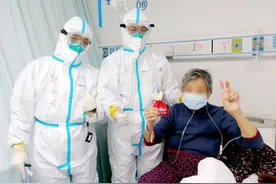 刚入院时，她蜷卧在床，没有力气说话，血氧饱和度很低…“千万别减我的中药！是它救了我的命！”图片