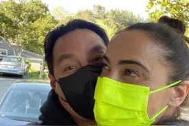吴彦祖晒照为妻子庆生，二人肤色暗沉皱纹明显，无性婚姻引争议图片