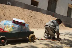 “一米金刚”爬板凳拉小车，靠捡废品挖药材，给90岁母亲盖两层楼图片