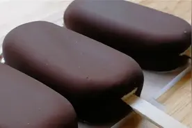 天热，自制巧克力脆皮雪糕，简单易学，香又甜，好吃不贵，嘎嘣脆图片