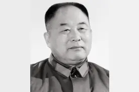 李德生追悼会：李讷夫妇出席，将军子女满含泪水，与众人握手致谢图片