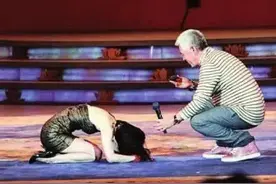 赵本山的地位有多高？大牌女星跪地拜他，网友：这气场强大图片