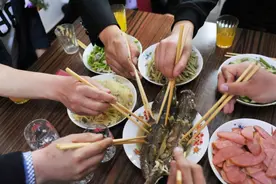 吃鱼，第一筷子应该夹在哪里？听内行人说完，发现吃鱼有很多讲究图片