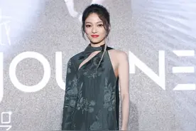 张韶涵穿衣也“不正经”，旗袍袖子穿一边，瘦到穿不满旗袍却惊艳图片