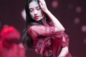 有一种裤子叫鞠婧祎的“安全裤”，永远都在外面，网友：流鼻血！图片