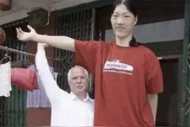 安徽“世界第一女巨人”：穿78码鞋子，一顿能吃6碗面，41岁离世图片