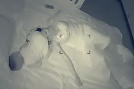 妈妈单独带孩子睡觉是什么样，看见监控实拍，隔着屏幕都感觉累图片
