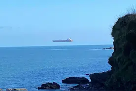 男子在海面发现一艘巨型油轮飘在半空中，犹如“幽灵船”一般，专家解释：海市蜃楼丨潇湘晨报世界观图片