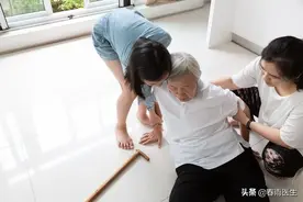 当跌倒发生时，哪种姿势更容易”安全着陆“？图片