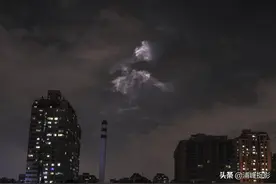 北京傍晚又现魔幻天象，罕见雷暴云持续爆闪数小时图片