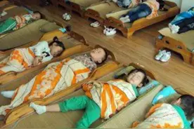 幼儿园老师晒孩子午睡照，家长们看后坐不住了：明天办退学图片
