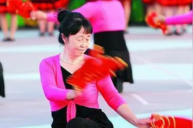 50岁退休和55岁退休，女员工的养老金差别有多大？答案清楚了图片