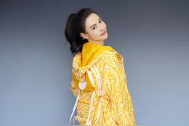 张柏芝可真敢，穿着鲜亮大秀身材，41岁的她为啥一点也不害羞？图片