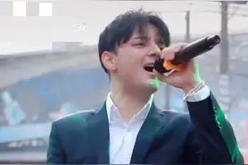 童星阿尔法现身商演，唱的青筋突起超卖力，网友：求假发链接图片