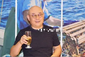 50岁刀郎现身饭局，妻子朱梅罕露面，与粉丝合影吃饭平易近人图片